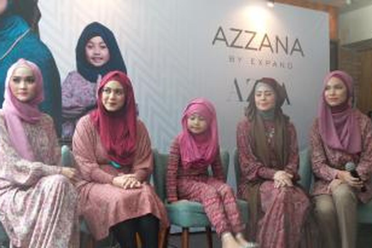 Kiri ke kanan: Hijab fashion blogger Puteri Hasanah Karunia, Thalita Latief, Naomi Ivo, Risty Tagor, dan Fifi Alvianto dalam peluncuran Azza, Azzana, dan Mini Azza di Jakarta, Kamis (26/3/