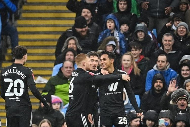 Fabio Carvalho (paling kanan, nomor 28) dikelilingi rekan-rekannya setelah mencetak gol bagi Fulham pada laga babak keempat Piala FA kontra Manchester City, 5 Februari 2022. Carvalho akan bergabung dengan Liverpool pada musim panas 2022.