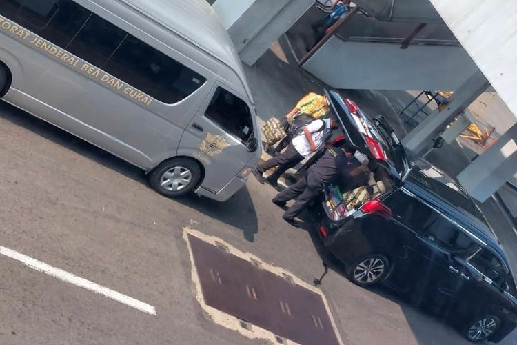 Viral di media sosial, mobil pribadi merek Alphard berwarna hitam itu diikuti oleh sebuah mobil berwarna silver dengan tulisan Bea Cukai di Bandara Soekarno-Hatta. Narasi yang beredar bahwa penumpang di mobil Alphard hitam tersebut menurunkan barang langsung di dekat pesawat.