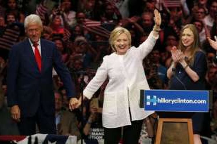 Hillary Clinton didampingi suami Mantan Presiden Bill Clinton dan putrinya Chelsea Clinton menyampaikan pidato kemenangan di Brooklyn, New York, Rabu pagi (08/06) waktu Indonesia