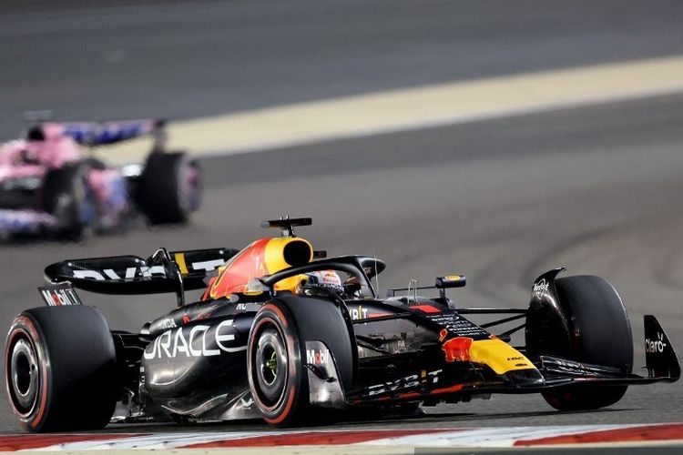 Max Verstappen kala beraksi dalam ajang F1 GP Bahrain 2023 yang digelar di Sirkuit Internasional Bahrain, 5 Maret 2023. (Photo by Giuseppe CACACE / AFP)