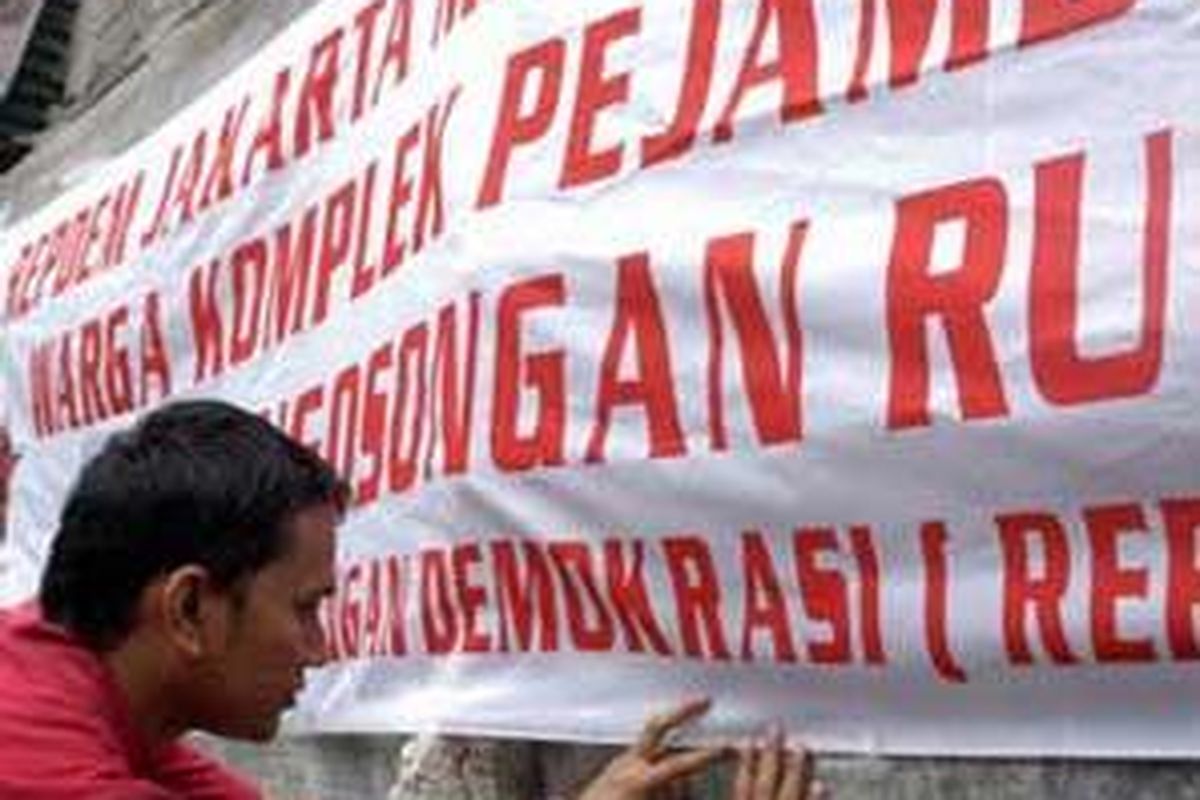 olak Pengosongan Rumah Seorang warga komplek Pejambon, Jakarta Pusat, melakukan aksi pemasangan spanduk menolak pengosongan rumah warga, Selasa (12/3). Perintah pengosongan ini terkait sengketa tanah warga dengan Direktorat Perhubungan Angkatan Darat Batalyon Perhubungan. 