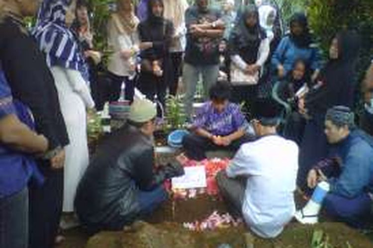 Keluarga dan kerabat berdoa saat pemakaman almarhumah Zhafarina Jenita Muldani binti Nonda Muldani (9) di TPU Ciandam, Cibeureum, Sukabumi, Jawa Barat, Sabtu (22/10/2016). 