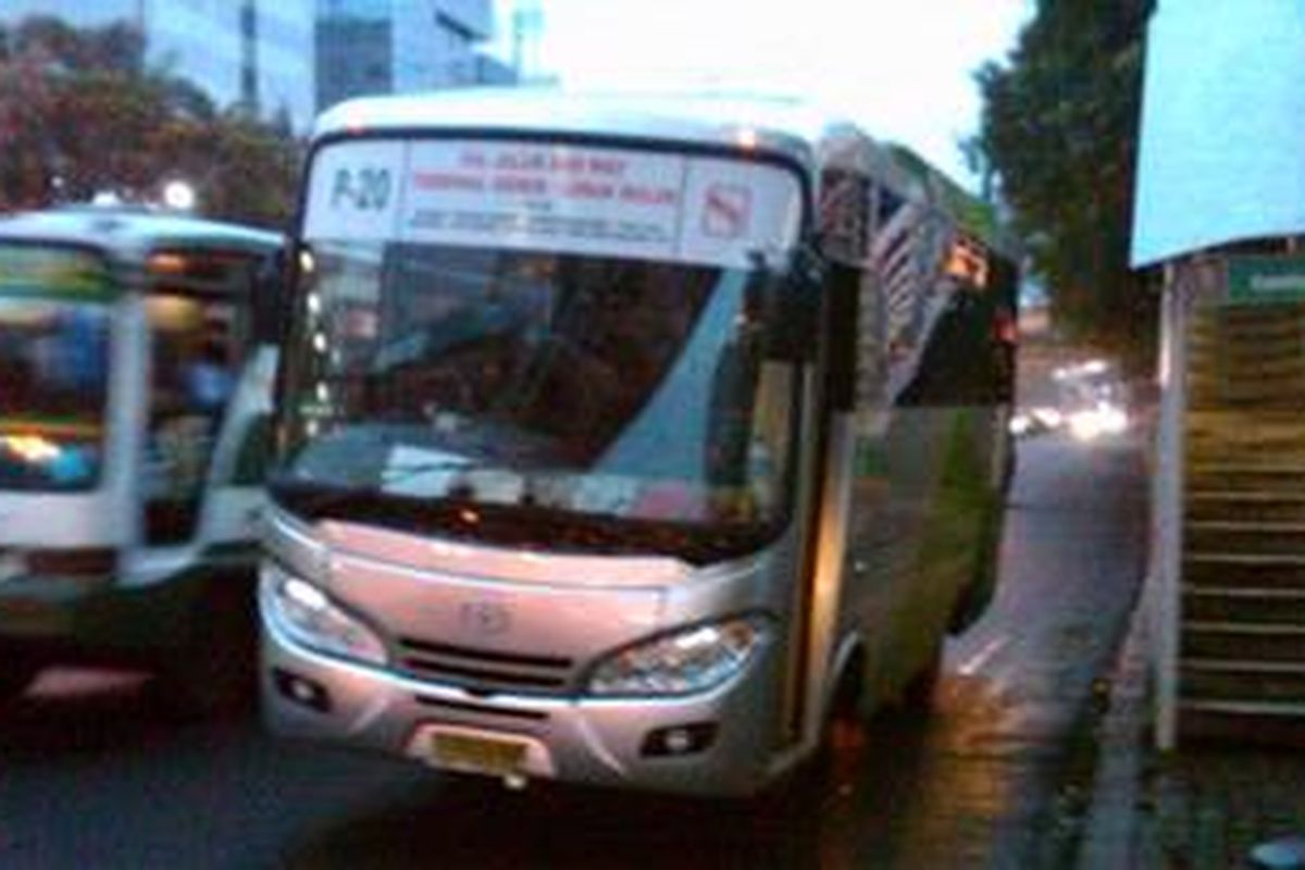 Sebuah bus Kopaja AC P-20 (Lebak Bulus-Pasar Senen) yang sedang menaikan penumpang di pinggir jalan HR Rasuna Said, Kuningan, Jakarta Selatan, Jum'at (25/1/2013)