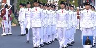 Tepuk Tangan Bangga Berkali-kali Warnai Aksi Paskibraka dalam Upacara Penurunan Bendera di Istana