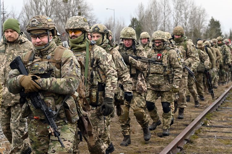 Tentara cadangan Ukraina saat ambil bagian dalam latihan militer di luar Kiev, 19 Februari 2022.