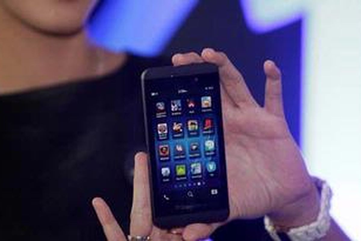 Model menunjukkan smartphone BlackBerry Z10 yang diluncurkan di Ballroom Hotel Ritz Carlton, Pacific Place, Jakarta, Senin (4/3/2013).