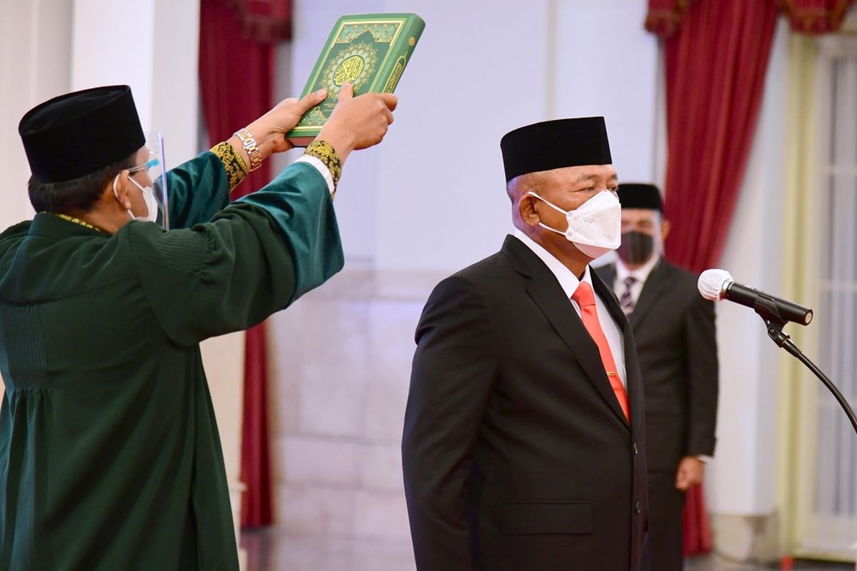 Letjen TNI Ganip Warsito mengucapkan sumpah saat pelantikan menjadi kepala Badan Nasional Penanggulangan Bencana (BNPB) yang dipimpin oleh Presiden Joko Widodo di Istana Negara, Jakarta, Selasa (25/5/2021). Letjen TNI Ganip Warsito yang sebelumnya menjabat Kasum TNI dilantik menjadi Kepala BNPB menggantikan Letnan Jenderal TNI Doni Monardo yang memasuki masa pensiun. ANTARA FOTO/HO/Setpres-Muchlis Jr/wpa/rwa.