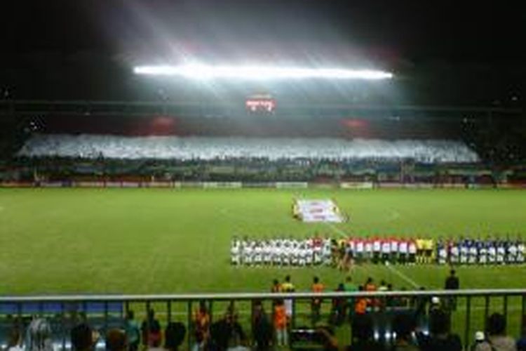 Aremania bentangkan bendera Merah Putih saat Lagu Indonesia Raya di nyanyikan dalam pembukaan laga antara Arema Cronus Vs Surabaya United