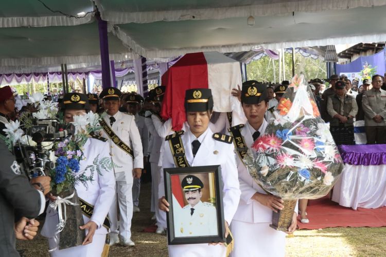 Tangis di Pemakaman Wabup Nagekeo Gonzalo Muga Sada, Dikenang Selalu Turun ke Kampung