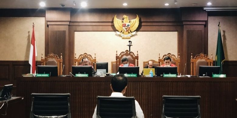 Terdakwa kasus dugaan suap pengurusan perkara di Komisi Pemberantasan Korupsi (KPK) Azis Syamsuddin dalam persidangan di Pengadilan Tindak Pidana Korupsi (Tipikor) Jakarta, Senin (17/1/2022). 