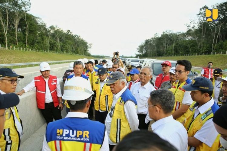Menteri Pekerjaan Umum dan Perumahan Rakyat (PUPR) Basuki Hadimuljono melakukan peninjauan progres pembangunan ruas Tol Palembang-Betung pada Kamis (18/04/2024).