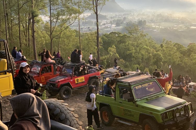 Pemandangan matahari terbit (sunrise) di lereng Gunung Batur Bali.