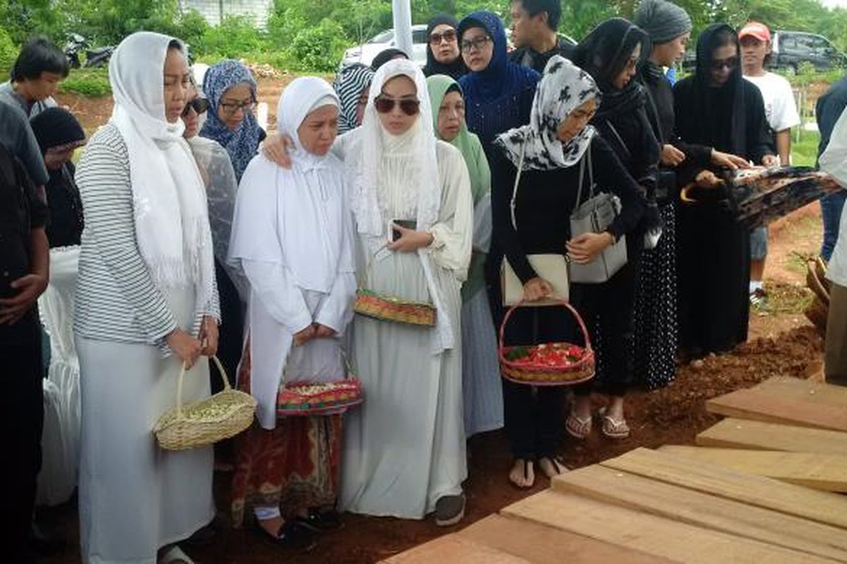 Terry Putri saat menghadiri pemakaman ibundanya di TPU Tanah Kusir, Jakarta Selatan, Minggu (5/2/2017).