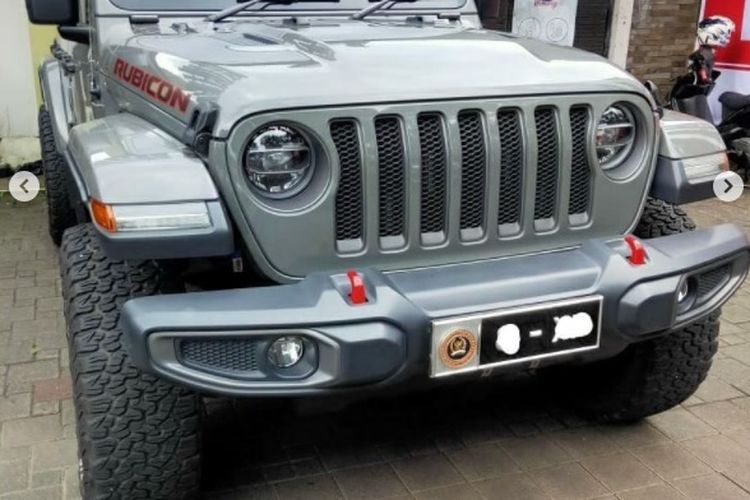 Jeep Wrangler Rubicon yang menggunakan pelat nomor khusus DPR