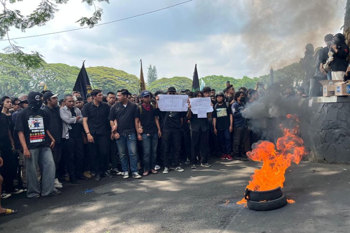 Ribuan mahasiswa saat berdemonstrasi di depan gedung DPRD Kota Malang, Selasa (18/2/2025). Mereka memprotes kebijakan efisiensi anggaran dan makan bergizi gratis