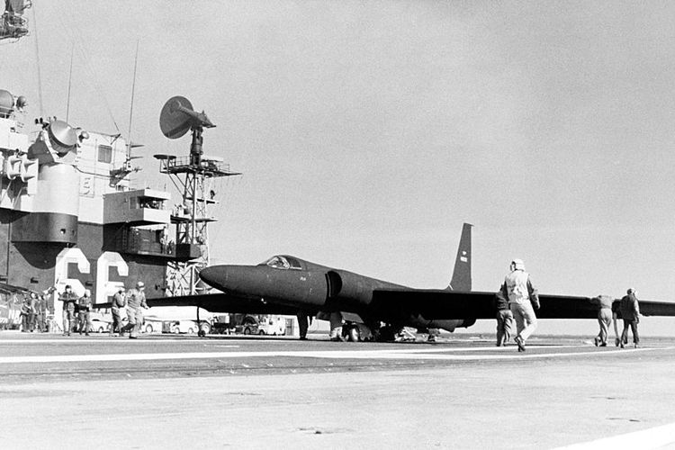 pesawat mata-mata AS U-2 terparikir di kapal induk pada 1984.