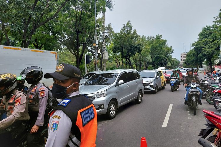 Suasana Jalan Merdeka Selatan, Gambir, Jakarta Pusat, yang tidak ditutup meski ada buruh yang menggelar unjuk rasa di depan Gedung Balai Kota DKI Jakarta, Jumat (18/11/2022).