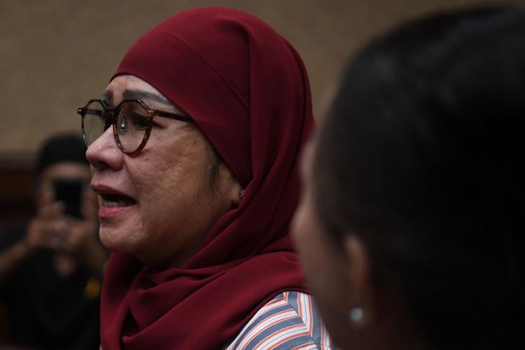 Terdakwa kasus dugaan korupsi liquefied natural gas (LNG) atau gas alam cair Galaila Karen Agustiawan bersiap menjalani sidang pembacaan putusan di Pengadilan Tipikor, Jakarta, Senin (24/6/2024). Majelis hakim memvonis mantan Dirut Pertamina itu dengan pidana penjara selama 9 tahun dan denda Rp500 juta dengan ketentuan apabila denda tidak dibayar diganti dengan pidana kurungan selama 3 bulan. ANTARA FOTO/Akbar Nugroho Gumay/Spt.
