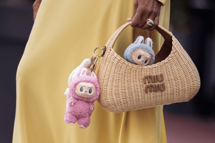 Boneka Labubu. Fenomena mainan Labubu di Afghanistan ini bukan hanya sekadar tren populer, tetapi juga mencerminkan perubahan ekonomi, budaya, dan pola konsumsi masyarakat Afghanistan.