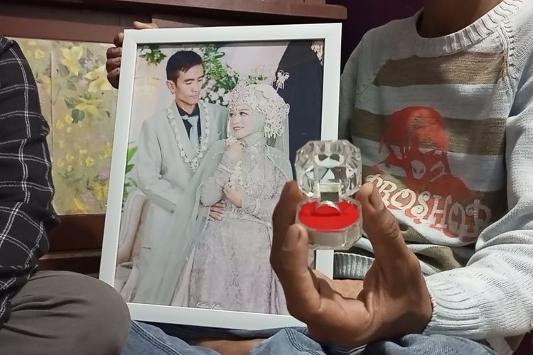 Mustofa (35), pria asal Kelurahan Sukadamai, Kecamatan Tanah Sareal, Kota Bogor, Jawa Barat, saat menunjukkan foto pernikahannya dengan Fitri Sandayani (22) sebelum dinyatakan menghilang pada Minggu (1/10/2023) malam.