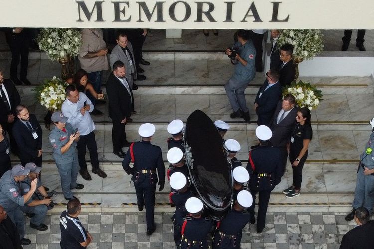 Peti mati Pele tiba di tempat pemakaman, Memorial Necrópole Ecumênica, di Santos,  Brasil, pada Selasa (3/1/2023). 