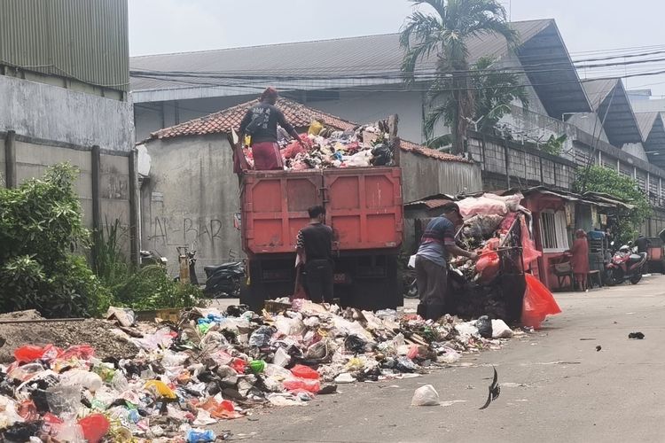 Sampah di Pasir Jaya Jatiuwung Menumpuk 2 Pekan, Meningkat Usai Lebaran