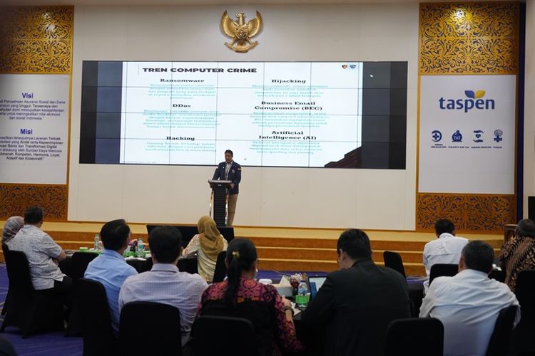 Dewan Komisaris dan Direksi Taspen Ajun Komisaris Besar Polisi (AKBP) I Putu Bayu Pati di acara sosialisi yang diadakan Taspen. 