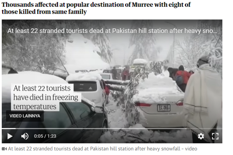 Tangkapan layar cuplikan video sejumlah mobil pengunjung yang terjebak di Murree, Pakistan pada Jumat (7/1/2022).