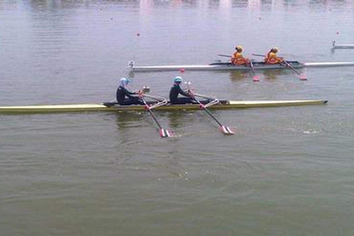 Para kontingen yang bertanding di penyisihan nomor rowing SEA Games di Situ Cipule Kabupaten Karawang, Jawa Barat, Selasa (15/11/2011), saling mengintip kekuatan lawan sebagai strategi menghadapi final.