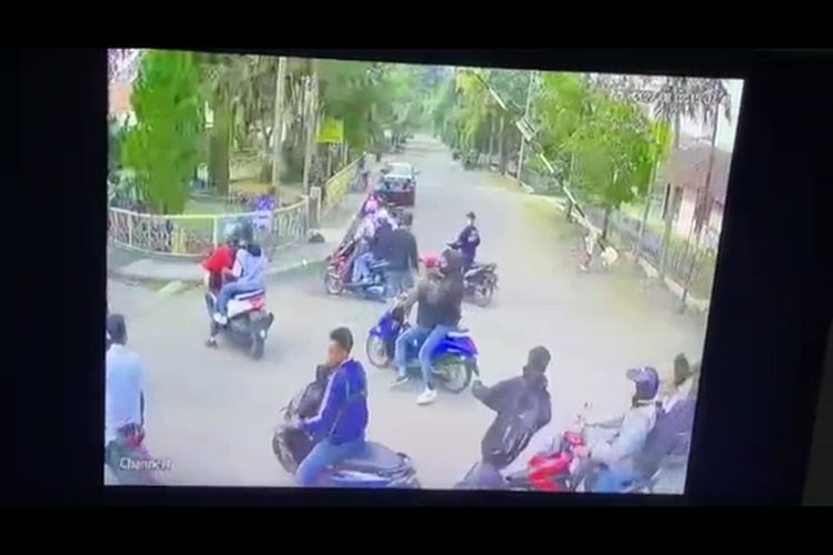 Beredar sebuah video penyerangan yang dilakukan siswa SMK 2 Pasundan terhadap SMK 3 Baleendah, Kabupaten Bandung, Jawa Barat. Kapolsek Baleendah amankan beberapa siswa