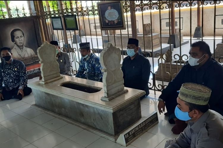 Sejumlah pengunjung mengunjungi makam RA Kartini, di Rembang pada Rabu (21/4/2021) 