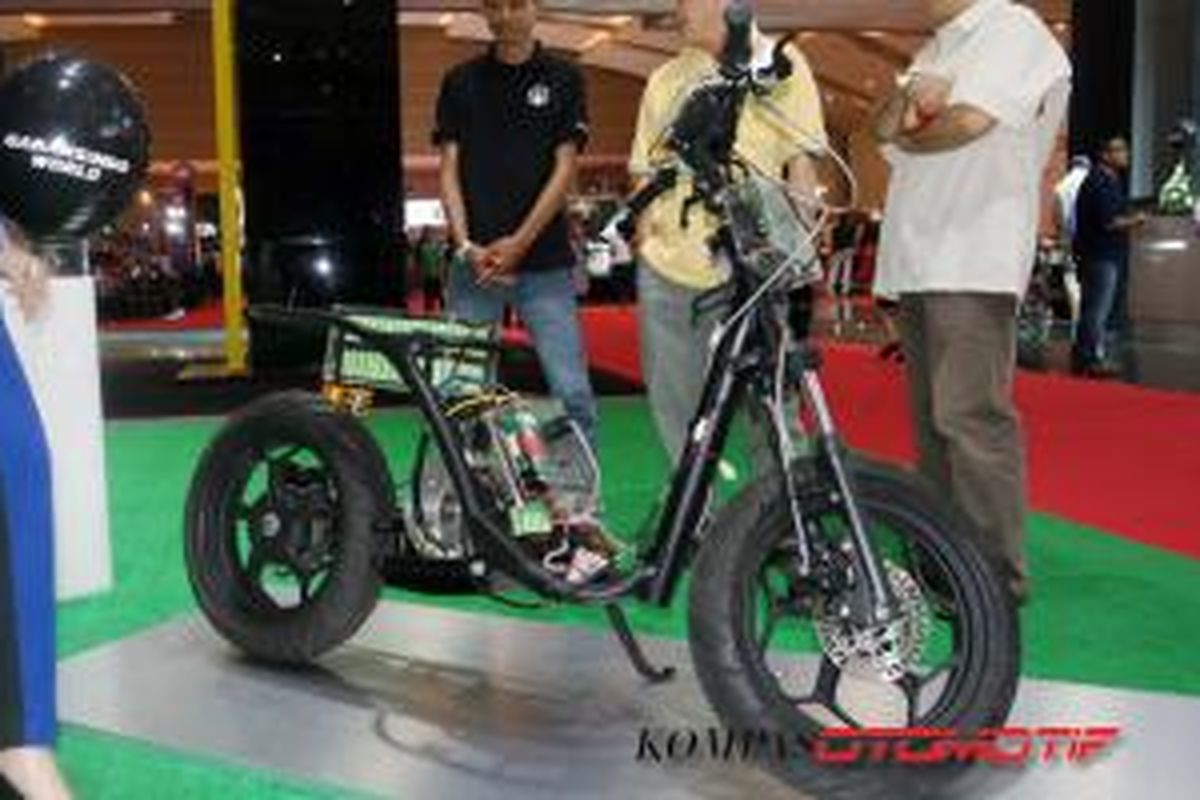 Prototipe perdana skutik listrik Garansindo-ITS dipamerkan di Indonesia Intenational Motor Show 2015.