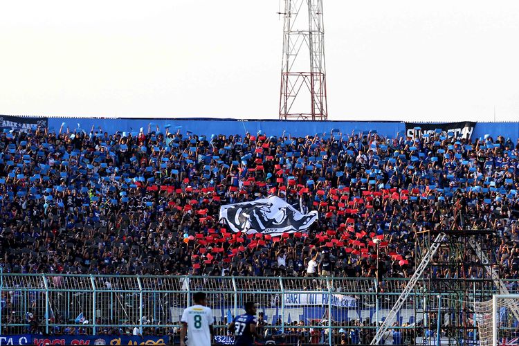 Aksi Aremania saat menjamu Persebaya Surabaya pada Pekan 14 Liga 1 2019 di Stadion Kanjuruhan Kabupaten Malang, Jawa Timur, Kamis (15/07/2019) sore.