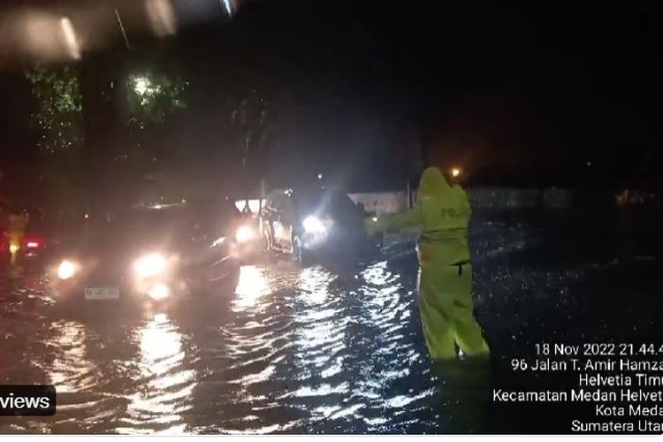 Hujan deras yang mengguyur Kota Medan, Sumatera Utara, sejak pukul 18.00 WIB, , Jumat (18/11/2022), membuat hampir seluruh jalan di Kota Medan terendam banjir pada Jumat malam.
