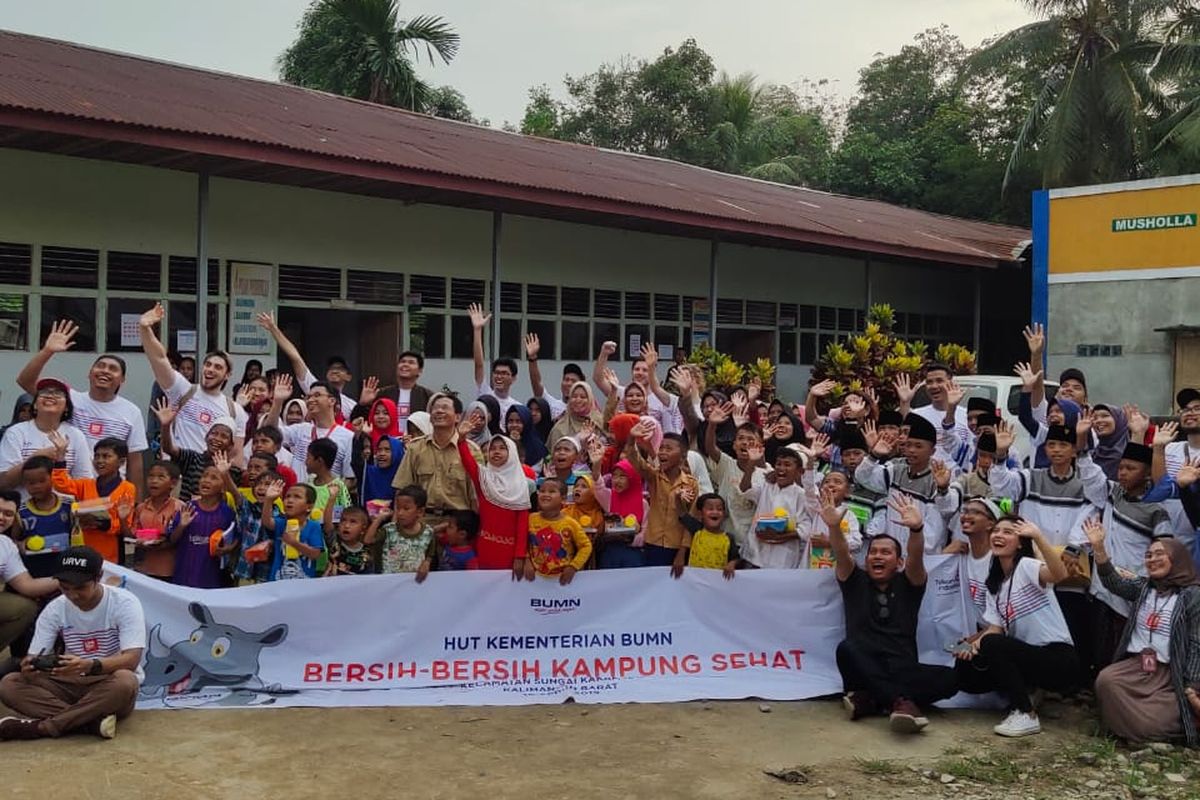 PT Telkom Indonesia (Persero) Tbk (Telkom) dan PT (Persero) Kawasan Industri Medan menggelar Padat Karya Tunai dan Sosial Milenial melalui kegiatan Bersih-Bersih Kampung Sehat di Desa Sungai Rengas, Kecamatan Kakap, Kabupaten Kubu Raya, Provinsi Kalimantan Barat (10/4/2019).