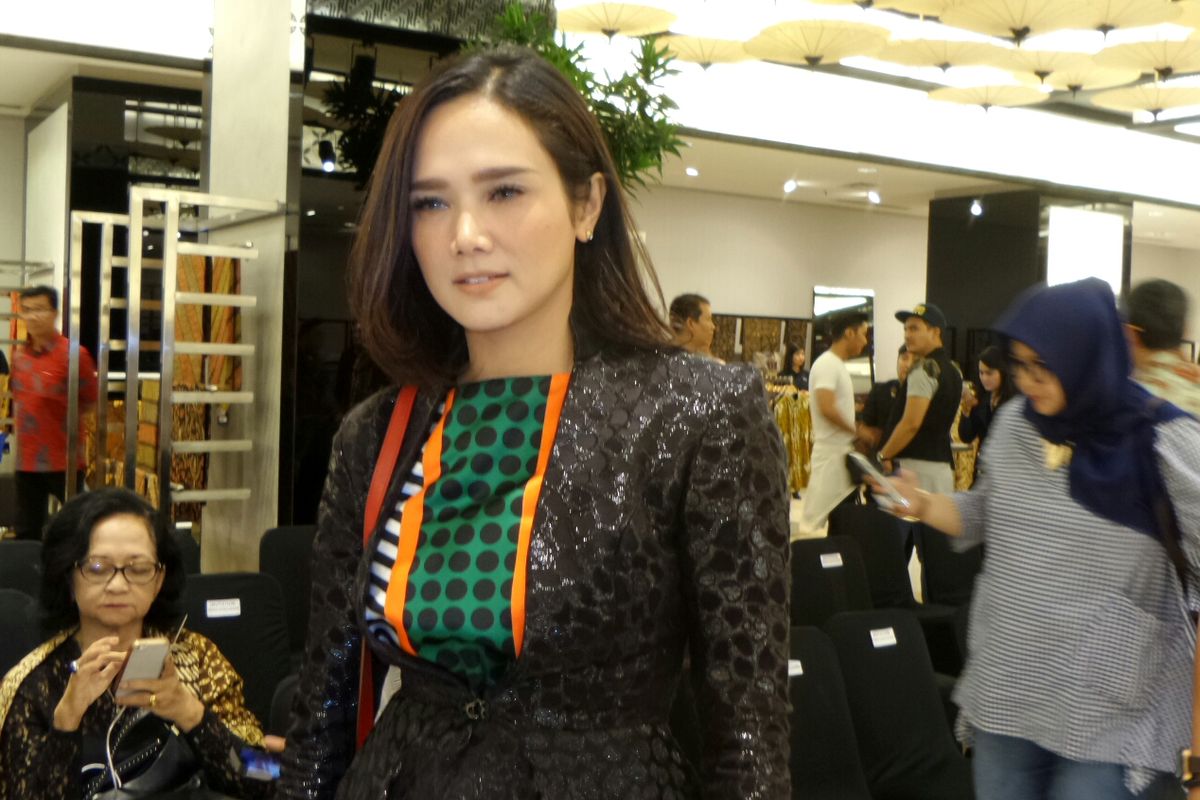 Vokalis Mulan Jameela Mulan saat diabadikan di acara Mix and Match Tokyo Mood ala Hengki Kawilarang di Lippo Mall Kemang, Jakarta Selatan, Kamis (23/2/2017).