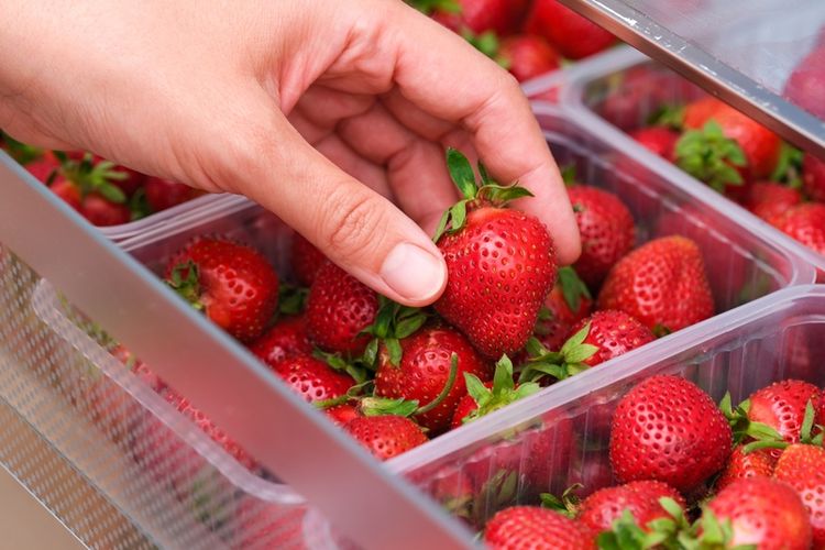Ilustrasi strawberry, menyimpan strawberry di kulkas. 