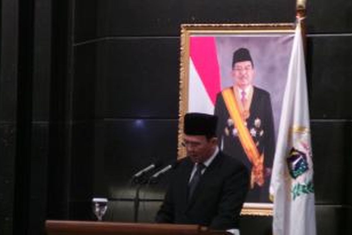 Gubernur DKI Jakarta Basuki Tjahaja Purnama saat membacakan dokumen Laporan Keterangan Pertanggungjawaban (LKPJ) APBD DKI 2014, Senin (6/4/2015). 