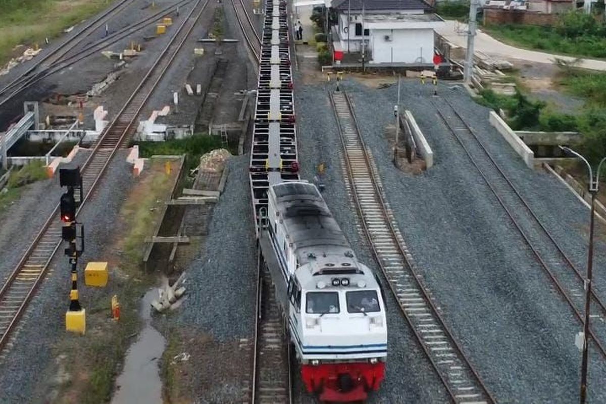 PT Kereta Api Indonesia (Persero) terus melanjutkan pengiriman gerbong datar sebagai bagian dari penguatan layanan logistik nasional sekaligus bentuk nyata dukungan terhadap produk dalam negeri. 
