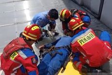 Bersihkan Kaca Gedung Naik Gondola, Seorang Petugas Terjatuh dari Lantai 4 di Duren Sawit