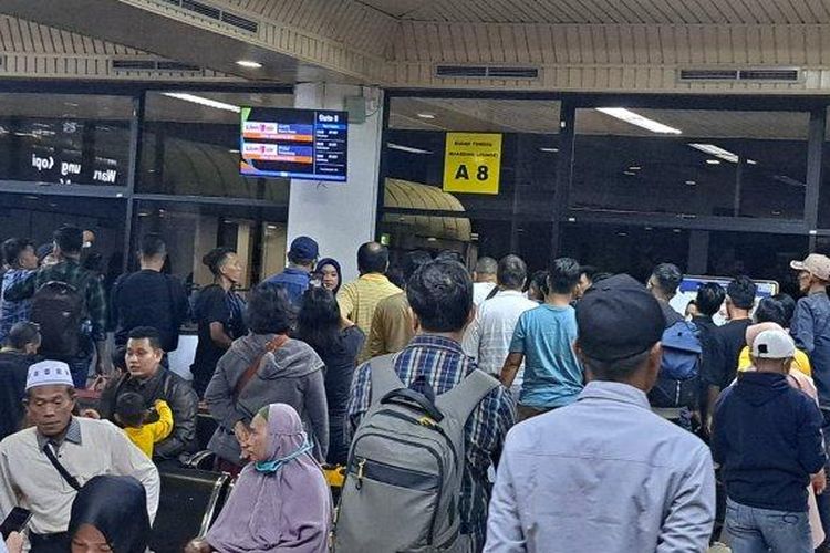 Lima penerbangan maskapai Lion Air dari Bandara Internasional Hang Nadim Batam, Kepulauan Riau (Kepri) mengalami penundaan hingga empat jam dari jadwal awal sesuai pada tiket yang sudah dibeli seluruh penumpang, Selasa (2/5/2023).