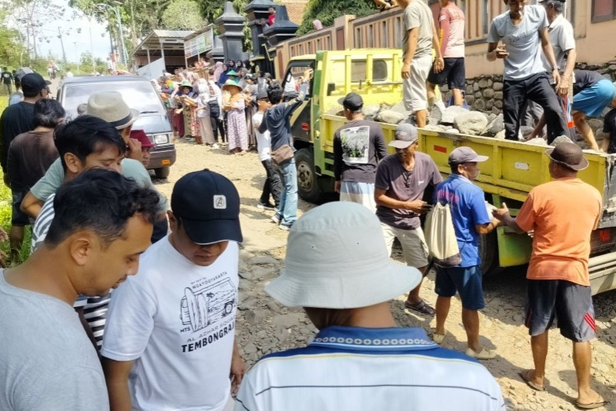 Potret warga Desa Tembongraja, Kecamatan Salem, Brebes, Jawa Tengah, bahu-membahu memperbaiki jalan yang sudah 18 tahun rusak dan tak kunjung diperbaiki Pemerintah Kabupaten (Pemkab), Minggu (21/9/2025).