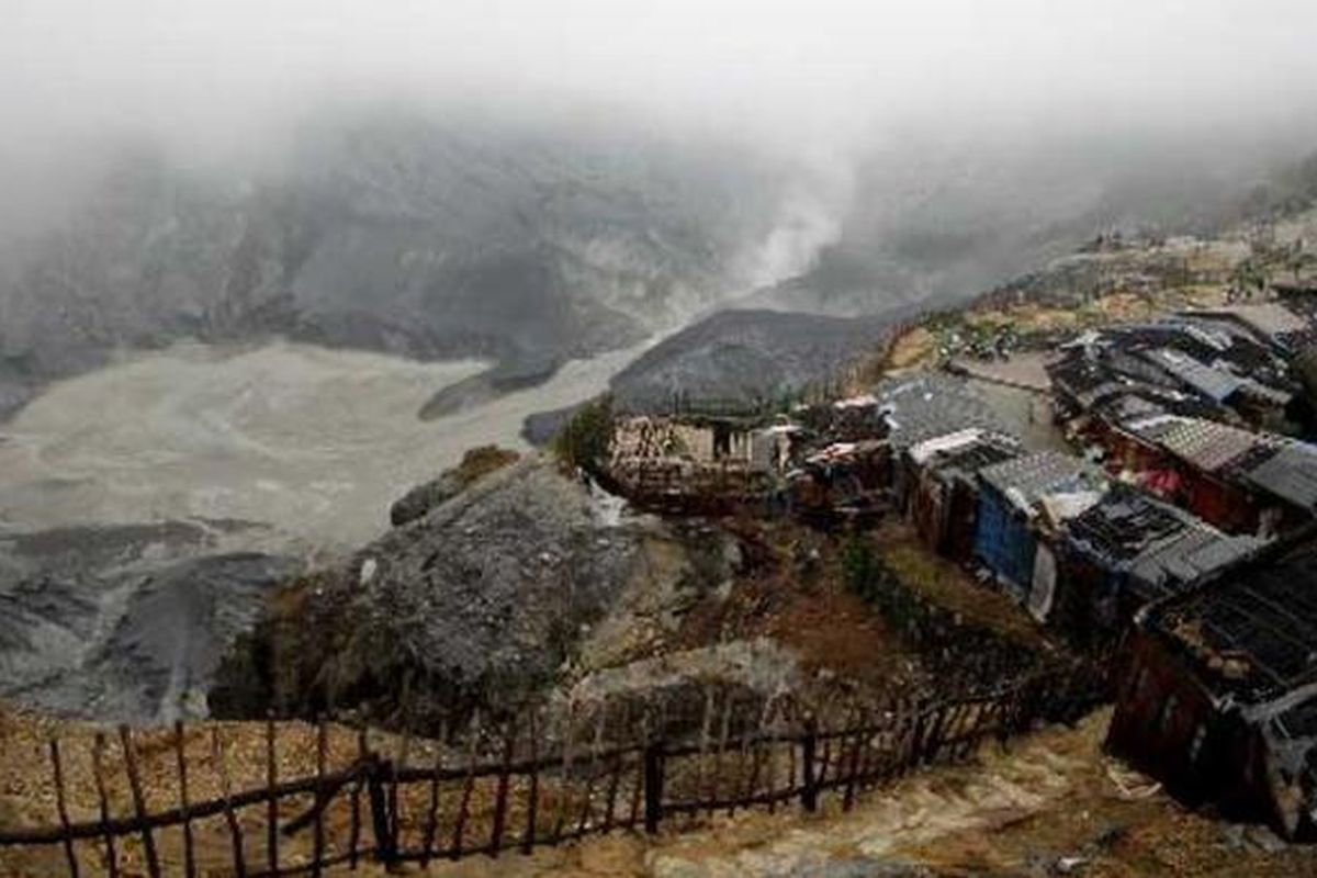 Kawah Ratu Gunung Tangkubanparahu, Bandung, Jawa Barat.