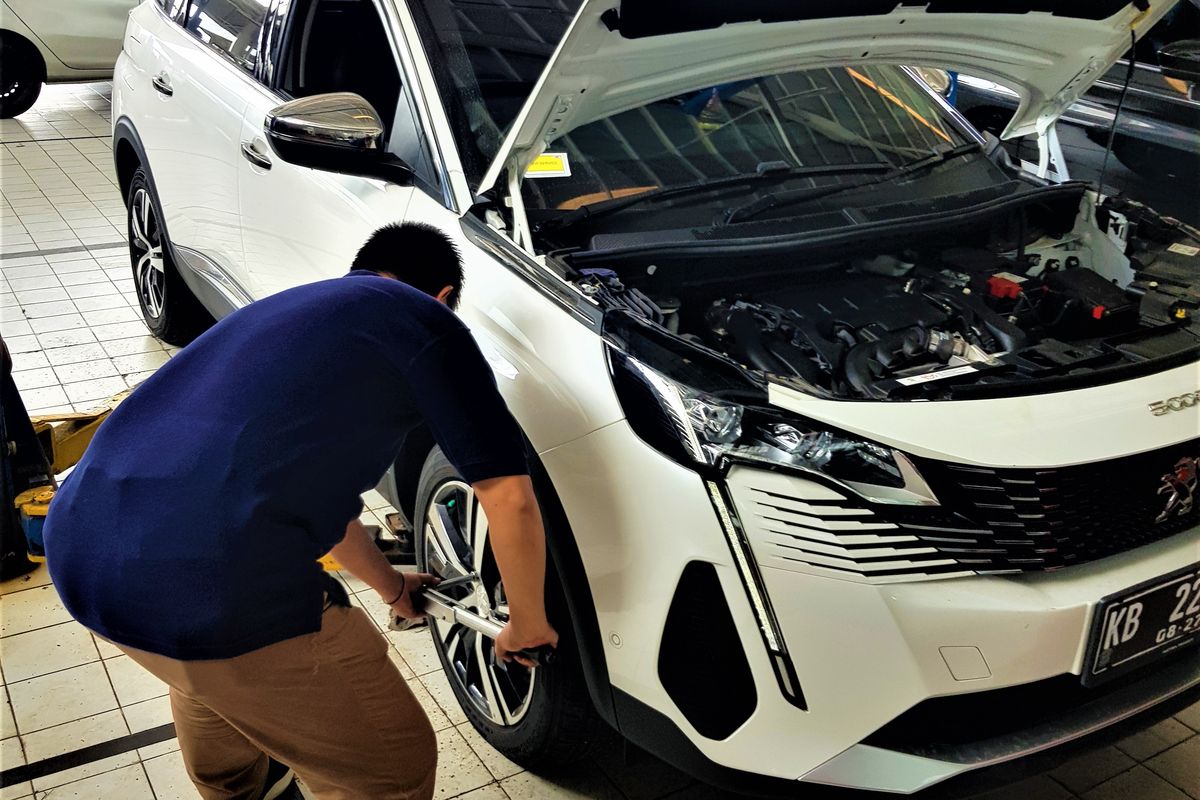 Mekanik Peugeot di Bengkel Daihatsu.