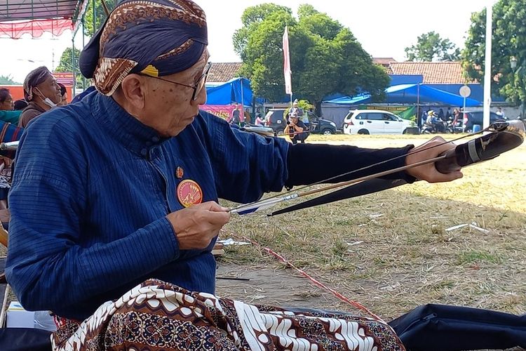 Para peserta lomba Jemparingan di Alun-alun Kidul, Kota Yogyakarta, Sabtu (20/7/2022)