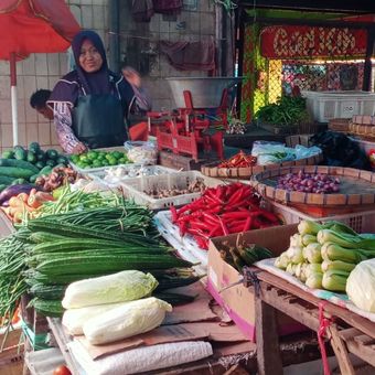 Salah satu pedagang sayur di Pasar Besar, Kota Malang beberapa waktu lalu. 