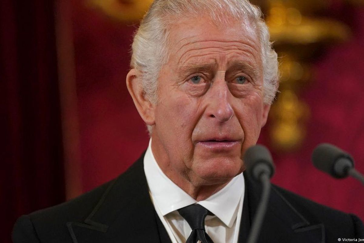 Raja Charles III dari Inggris pada upacara penobatan di London. Raja Charles III disebut lebih miskin dari banyak raja monarki lain di Asia dan Afrika.