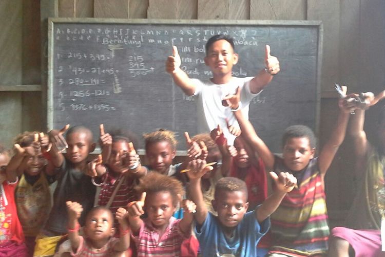 Seorang Guru Garis Depan Sahril Anci bersama para muridnya di Manokwari Selatan, Papua Barat. Sahril merupakan GGD angkatan pertama yang ditugaskan ke Papua Barat.