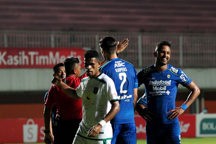 Pemain Persib Bandung Wander Luiz mencetak satu gol dan mendapatkan kartu merah saat laga melawan Persebaya Surabaya pada babak 8 besar Piala Menpora 2021 yang berakhir dengan skor 3-2 di Stadion Maguwoharjo Sleman, Minggu (11/04/2021) malam.
